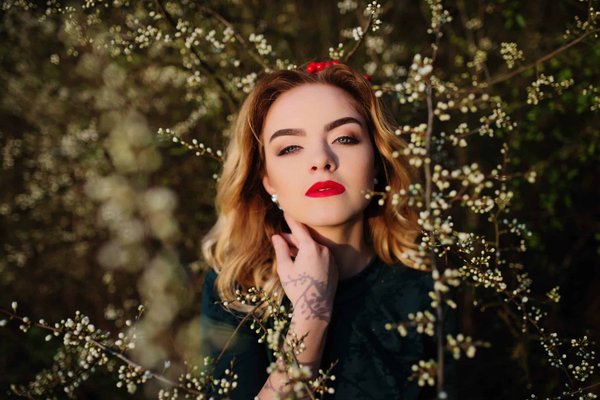 Quelle est la clé pour intégrer un foulard en soie dans un ensemble business sans paraître trop décontracté?