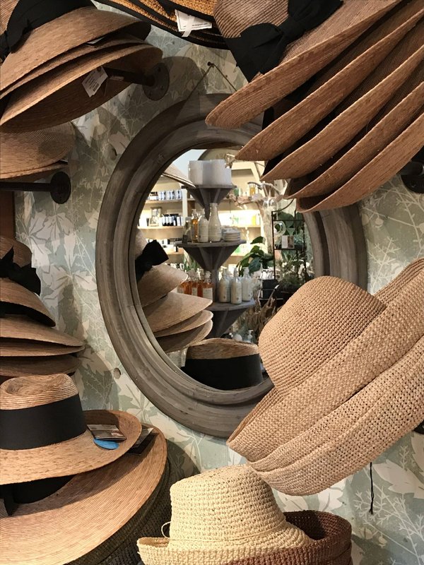 Quels styles de chapeaux conviennent pour un mariage en plein air au printemps?